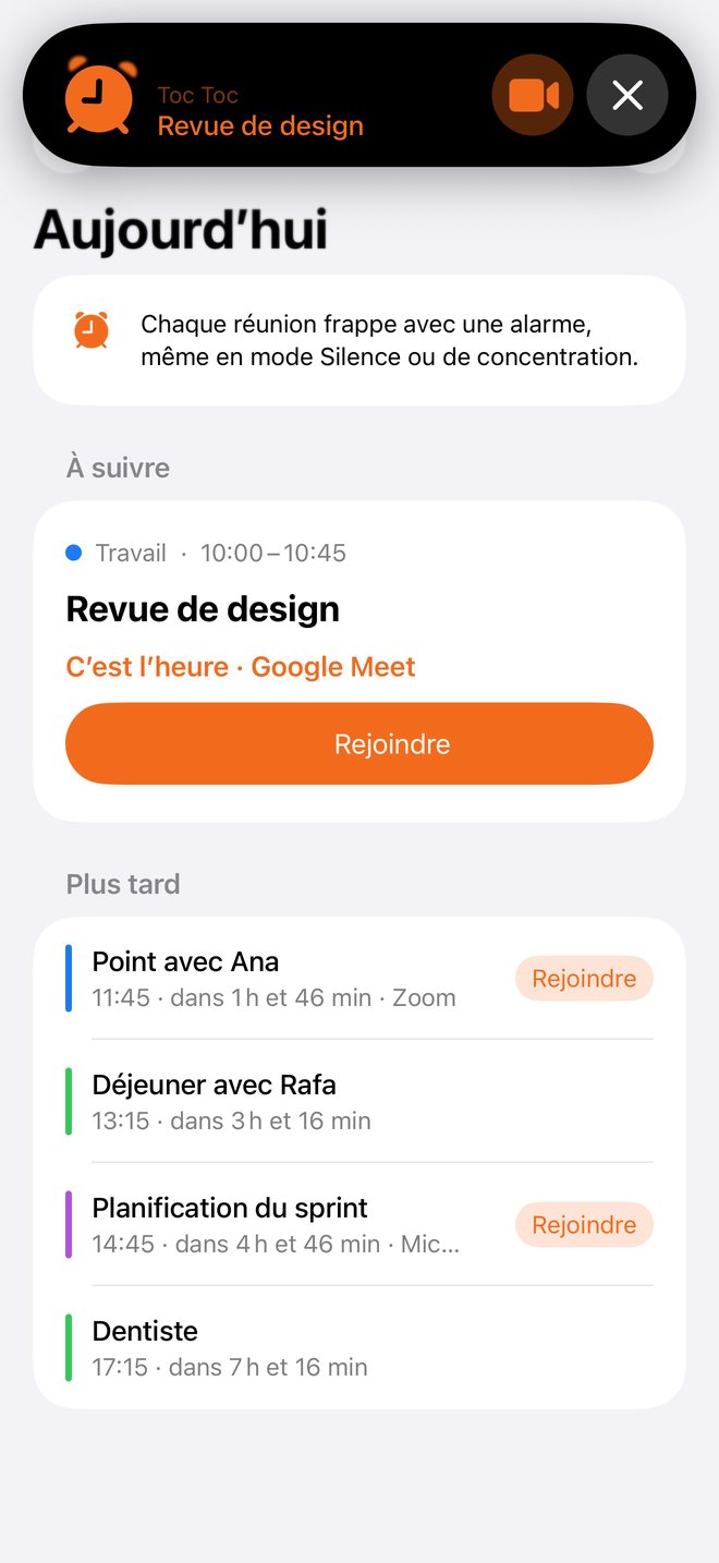 Un iPhone avec l’alarme de Toc Toc pour « Revue de design » et un bouton Rejoindre, par-dessus l’écran Aujourd’hui.
